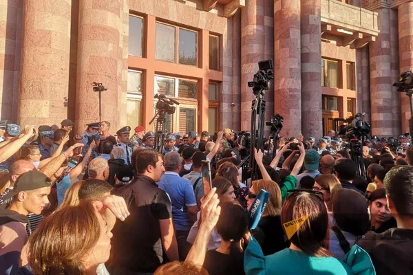 Акция протеста в связи с обострением ситуации в Нагорном Карабахе на площади Республики (19 сентября 2023). Еревaн - Sputnik Армения