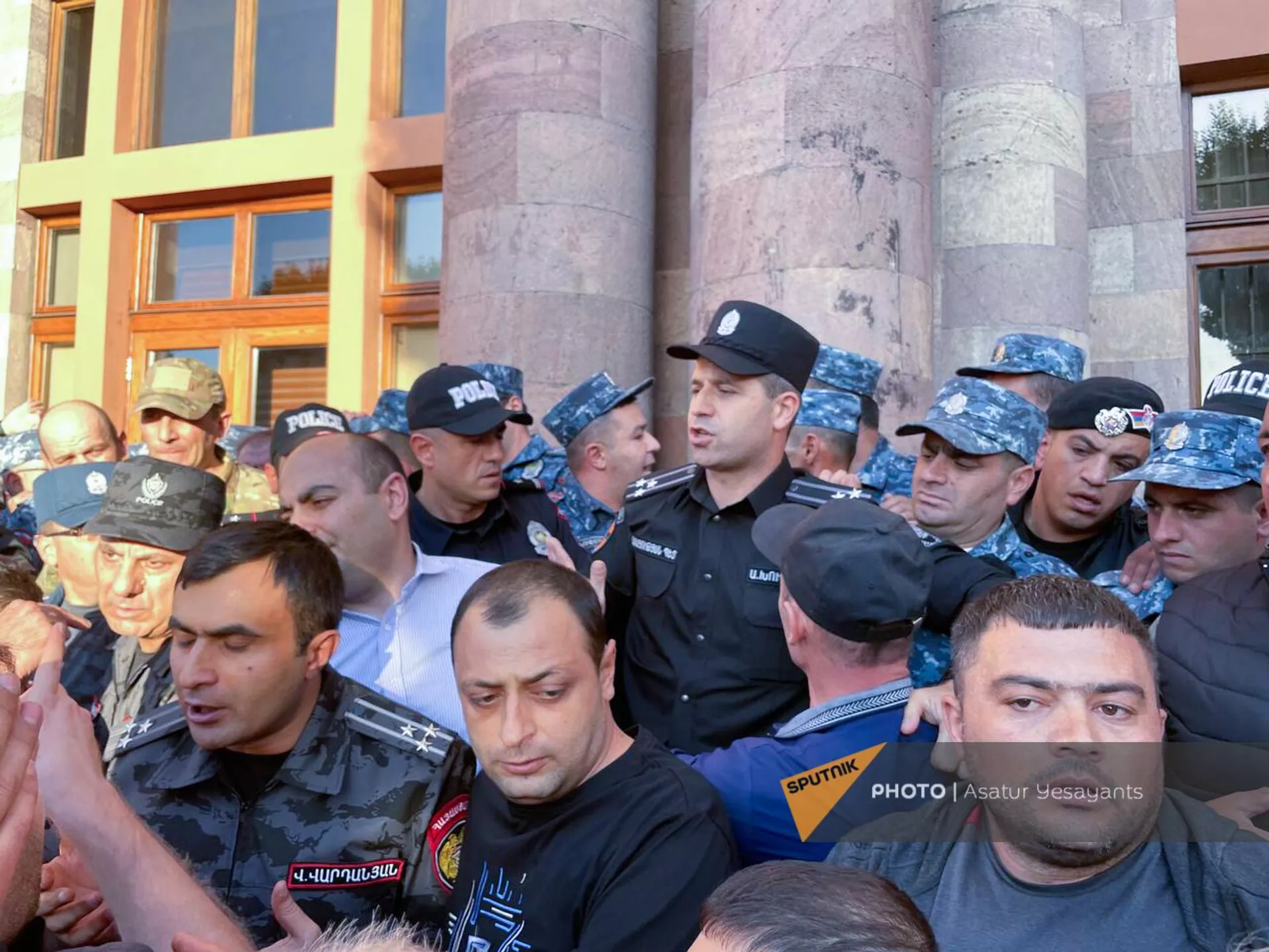 Акция протеста в связи с обострением ситуации в Нагорном Карабахе на площади Республики (19 сентября 2023). Еревaн - Sputnik Армения, 1920, 19.09.2023