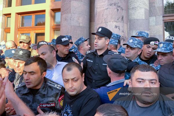 Акция протеста в связи с обострением ситуации в Нагорном Карабахе на площади Республики (19 сентября 2023). Еревaн - Sputnik Армения