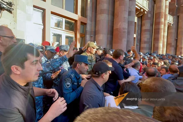 Акция протеста в связи с обострением ситуации в Нагорном Карабахе на площади Республики (19 сентября 2023). Еревaн - Sputnik Армения