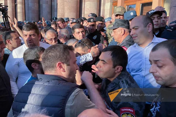Акция протеста в связи с обострением ситуации в Нагорном Карабахе на площади Республики (19 сентября 2023). Еревaн - Sputnik Армения