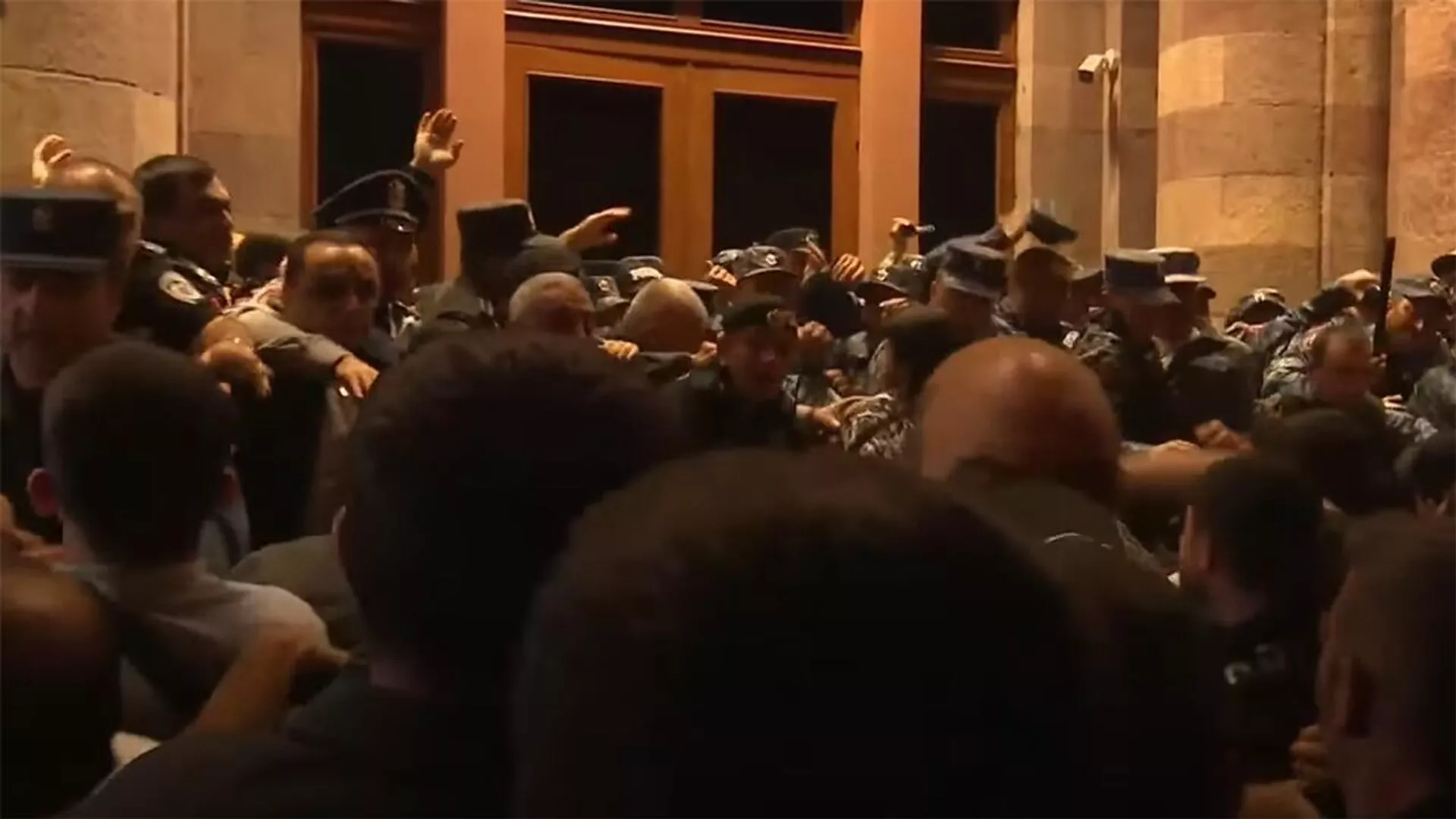 Потасовка на акции протеста в связи с обострением ситуации в Нагорном Карабахе на площади Республики (19 сентября 2023). Еревaн - Sputnik Армения, 1920, 19.09.2023