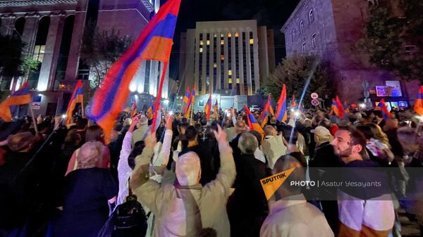 Участники акции протеста в связи с обострением ситуации в Нагорном Карабахе у посольства России (19 сентября 2023). Еревaн - Sputnik Армения