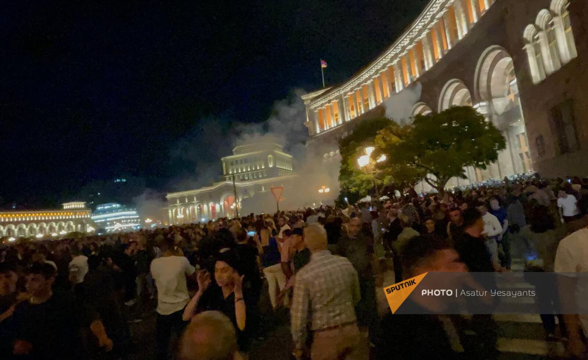Власти применяют шумовые гранаты на акции протеста в связи с обострением ситуации в Нагорном Карабахе на площади Республики (19 сентября 2023). Еревaн - Sputnik Армения, 1920, 19.09.2023