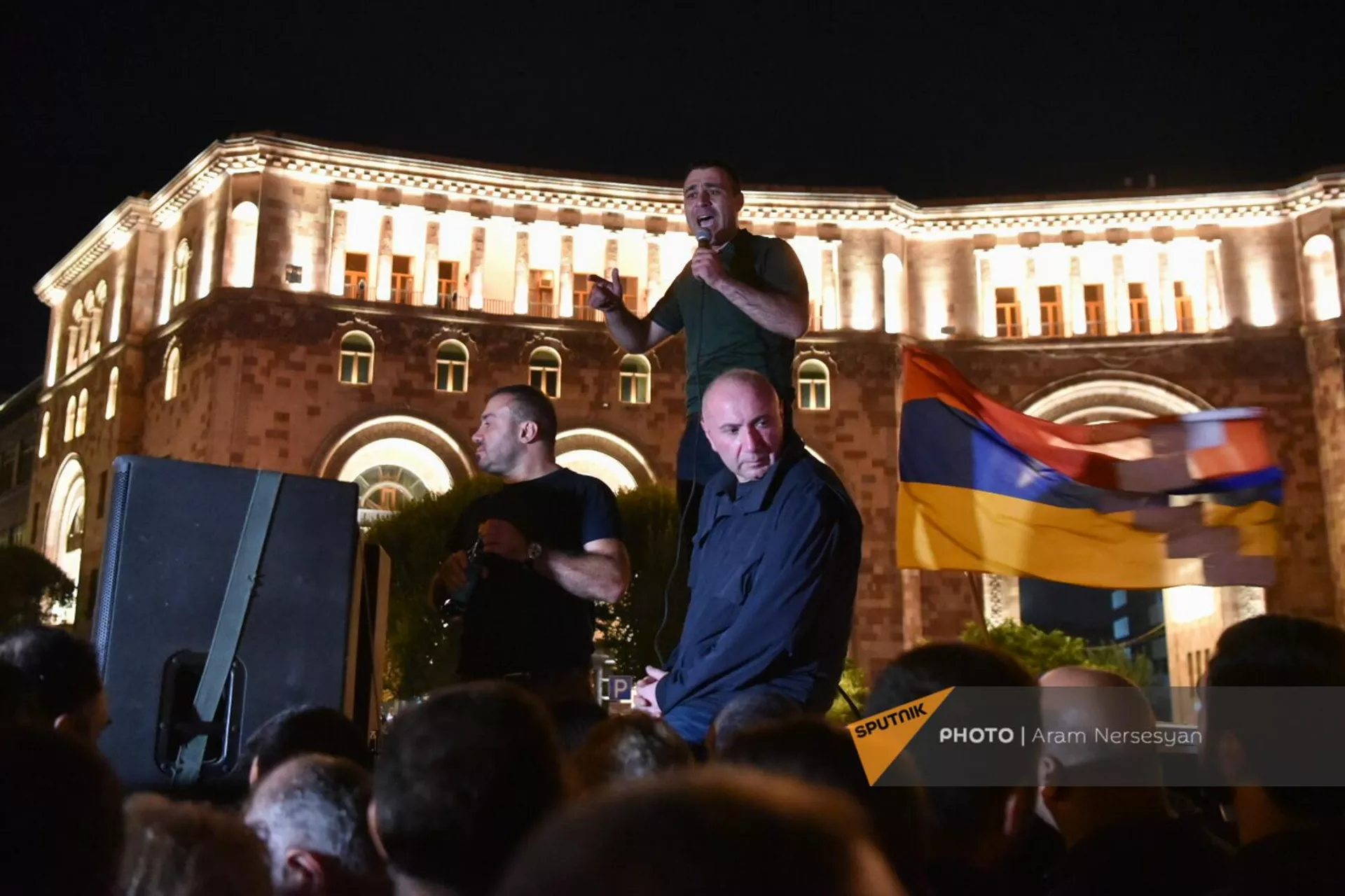 Андраник Теванян и Аветик Чалабян на акции протеста в связи с обострением ситуации в Нагорном Карабахе на площади Республики (19 сентября 2023). Еревaн Андраник Теванян и Аветик Чалабян на акции протеста в связи с обострением ситуации в Нагорном Карабахе на площади Республики (19 сентября 2023). Еревaн - Sputnik Армения, 1920, 19.09.2023