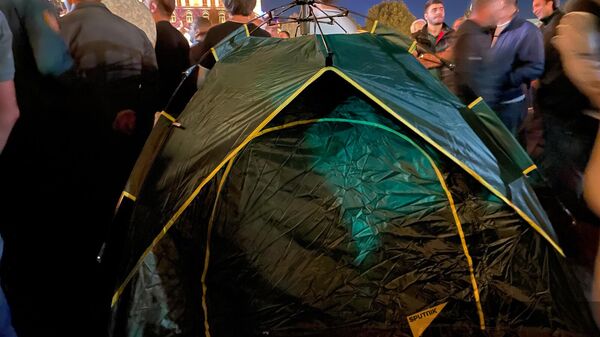Андраник Теванян поставил палатку после акции протеста в связи с обострением ситуации в Нагорном Карабахе на площади Республики (19 сентября 2023). Еревaн - Sputnik Армения