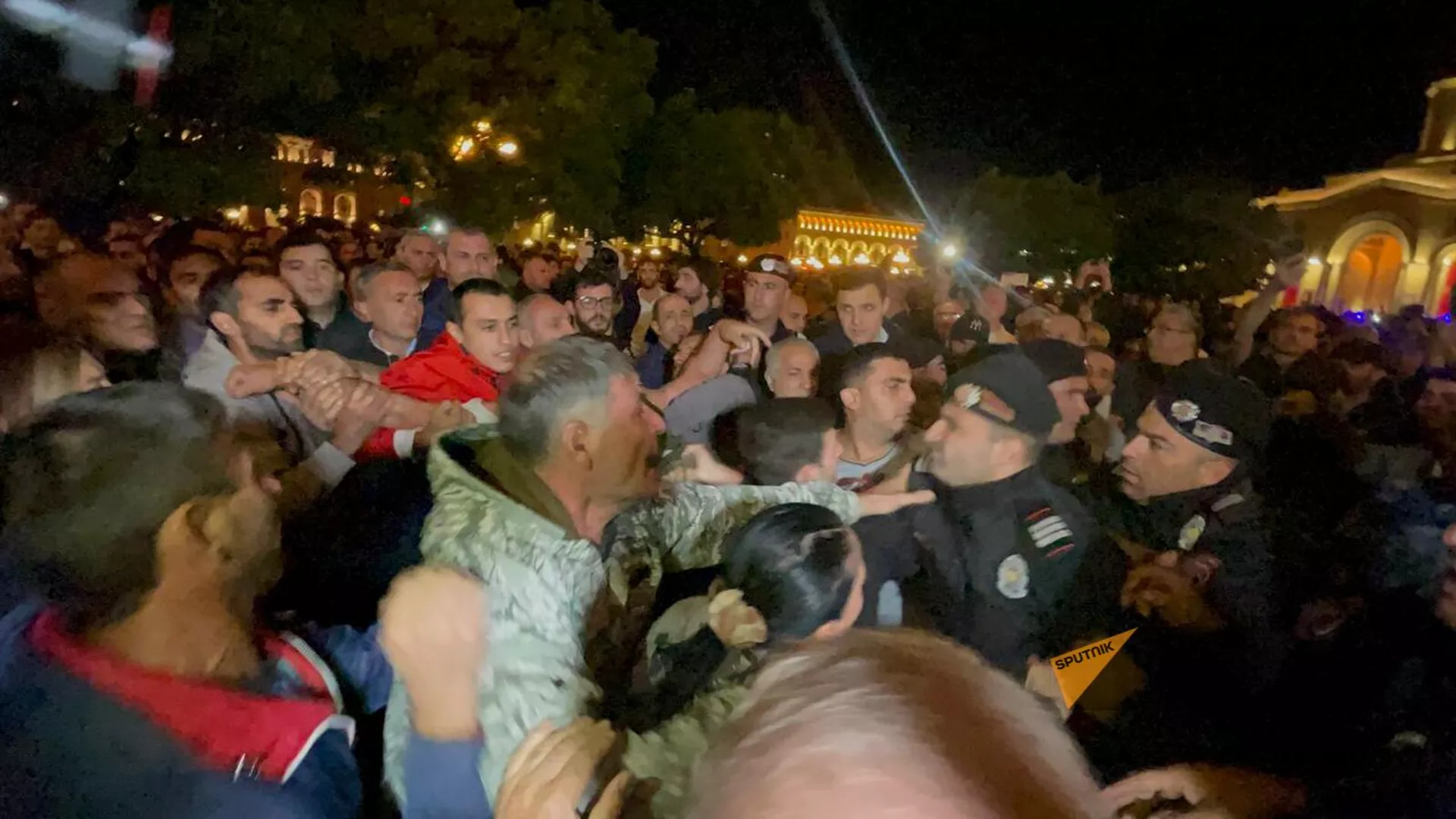 Стычки полиции и участников акции протеста в связи с обострением ситуации в Нагорном Карабахе на площади Республики (19 сентября 2023). Еревaн
