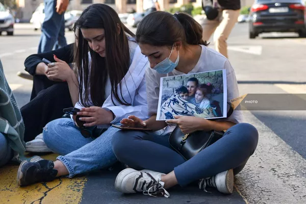 Участники акции протеста в связи с обострением ситуации в Нагорном Карабахе перекрыли движение на проспекте Тиграна Меца (20 сентября 2023). Еревaн - Sputnik Армения
