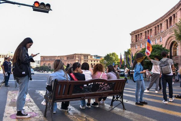 Участники акции протеста в связи с обострением ситуации в Нагорном Карабахе перекрыли движение на улице Амиряна (20 сентября 2023). Еревaн - Sputnik Армения