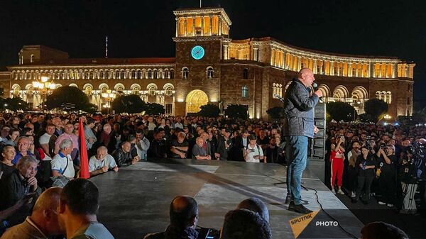 Андраник Теванян выступает перед участниками акции протеста в связи с обострением ситуации в Нагорном Карабахе на площади Республики (20 сентября 2023). Еревaн - Sputnik Армения
