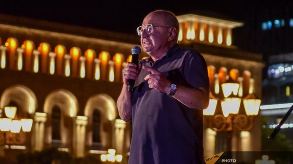 Вазген Манукян выступает перед участниками акции протеста в связи с обострением ситуации в Нагорном Карабахе на площади Республики (20 сентября 2023). Еревaн - Sputnik Армения