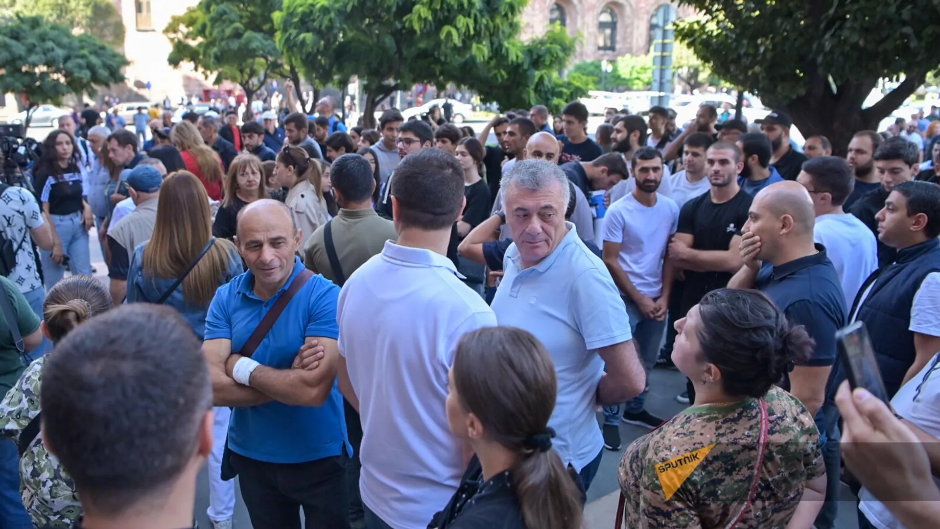 Митингующие на площади Республики перед анонсированными акциями неповиновения (22 сентября 2023). Еревaн