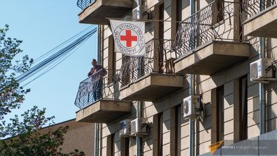 Врачи у офиса Красного Креста с требованием посредничества и организации эвакуации раненых из Нагорного Карабаха, а также отправки местных медиков в НК для помощи на местах (22 сентября 2023). Еревaн