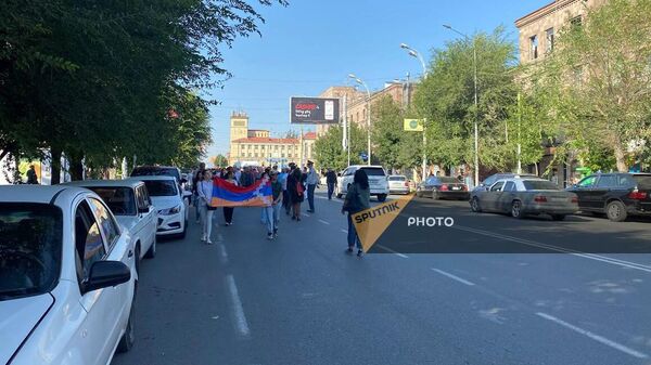 Участники акции неповиновения во время шествия по улицам Гюмри (23 сентября 2023). Гюмри - Sputnik Армения