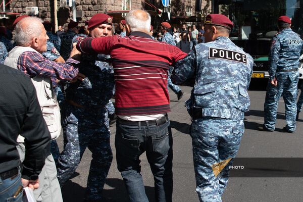Երևանում ոստիկանները շարունակում են բերման ենթարկել քաղաքացիներին - Sputnik Արմենիա