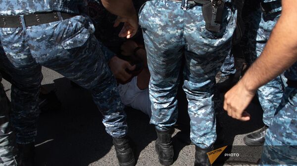 Полиция задержала 6 человек в Эчмиадзине: они собрались у школы перед визитом Пашиняна