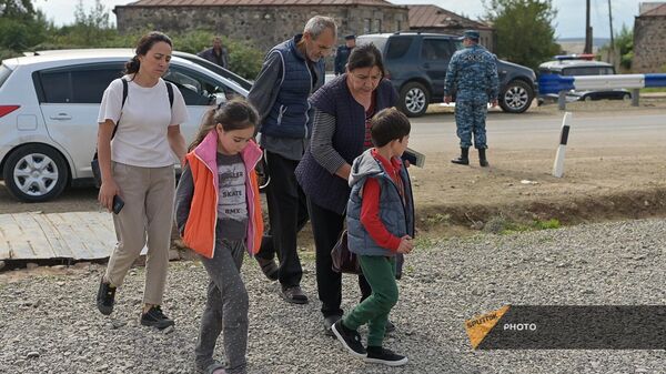 Вынужденные переселенцы из Нагорного Карабаха в гуманитарном центре Корнидзора (25 сентября 2023). Сюник - Sputnik Армения