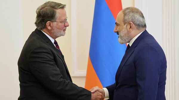 Премьер-министр Никол Пашинян принял сенатора США Гэри Питерса (25 сентября 2023). Еревaн - Sputnik Армения
