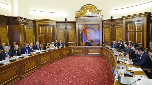 Под руководством премьер-министра Никола Пашиняна состоялись консультации о макроэкономических и бюджетных основах проекта государственного бюджета (25 сентября 2023). Еревaн - Sputnik Армения