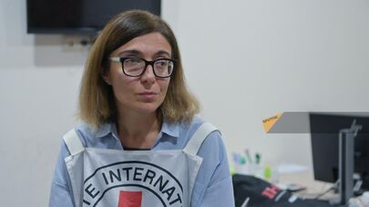 Руководитель программ коммуникации и профилактики Армянского офиса Международного комитета Красного Креста Зара Аматуни в пункте приема беженцев из Карабаха (25 сентября 2023). Горис