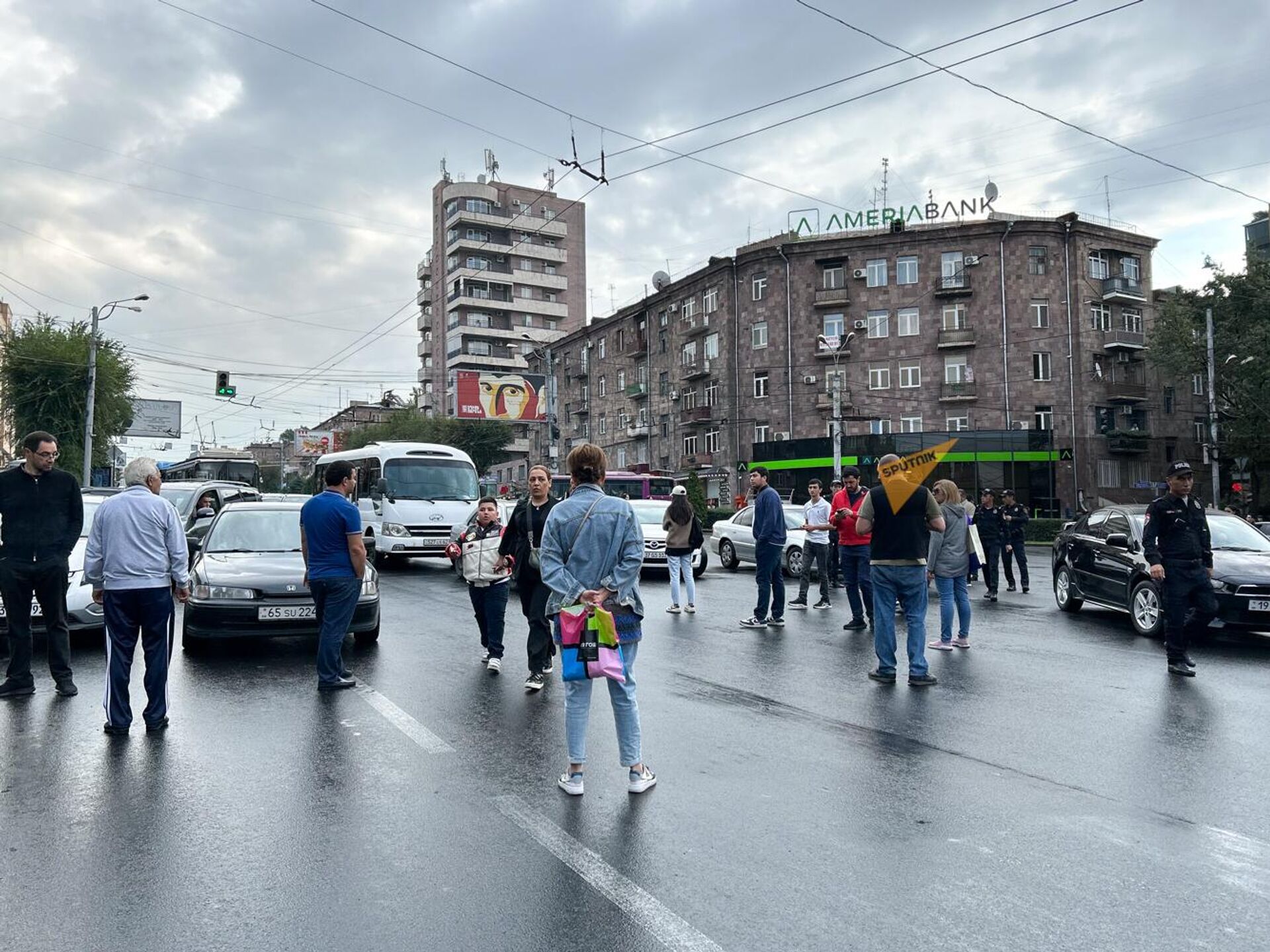 Участники утренней акции протеста перекрыли перекресток проспекта Комитаса и улиц Касьяна и Гюльбенкяна (26 сентября 2023). Еревaн - Sputnik Արմենիա, 1920, 26.09.2023