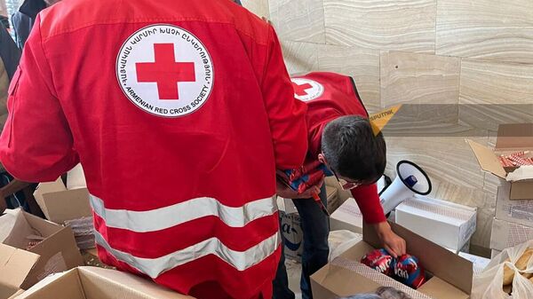 Работники Армянского Красного Креста работают раздают необходимые медикаменту и еду насильственно перемещенным жителям Карабаха в Горисе (26 сентября 2023). Сюник - Sputnik Армения