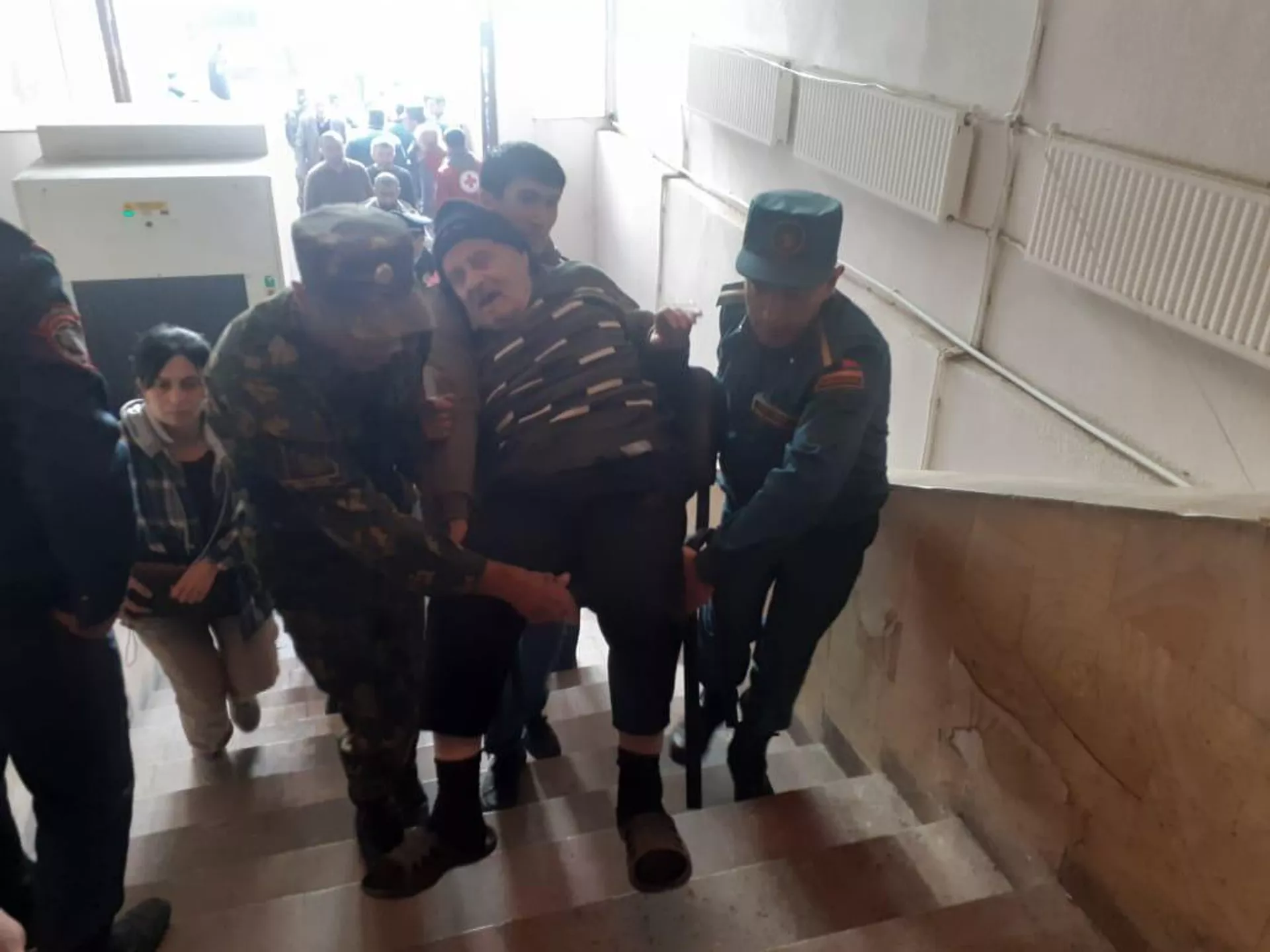 Сотрудники спасательных управлений Сюникского и Вайоцдзорского марзов занимаются оказанием гуманитарной помощи вынужденно переселенным из Нагорного Карабаха лицам (26 сентября 2023). Сюник Сотрудники спасательных управлений Сюникского и Вайоцдзорского марзов занимаются оказанием гуманитарной помощи вынужденно переселенным из Нагорного Карабаха лицам (26 сентября 2023). Сюник - Sputnik Армения, 1920, 26.09.2023