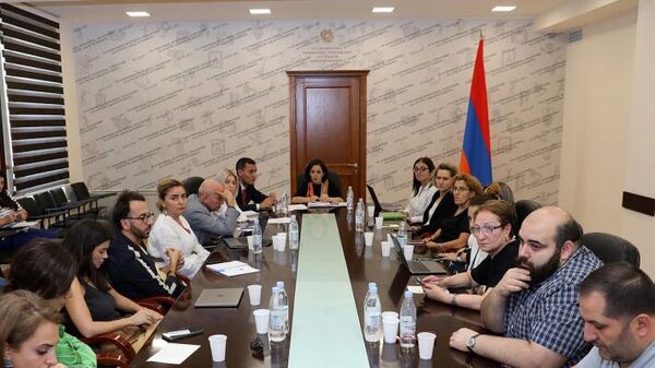 Министр ОНКС Жанна Андреасян встретилась с представителями организаций, осуществляющих эффективную деятельность в сфере образования (26 сентября 2023). Еревaн - Sputnik Армения