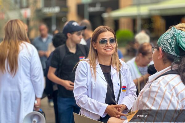 Группа медиков провела акцию протеста и шествие с призывом активного вовлечения министерства здравоохранения в решение координационных вопросов (26 сентября 2023). Еревaн - Sputnik Армения