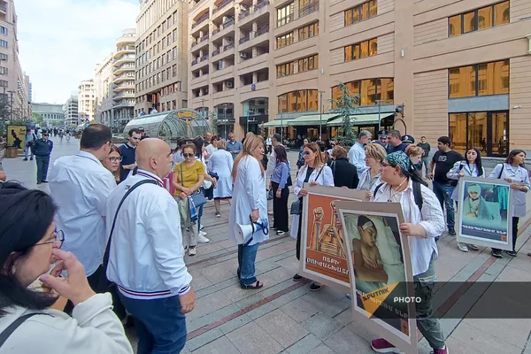 Группа медиков провела акцию протеста и шествие с призывом активного вовлечения министерства здравоохранения в решение координационных вопросов (26 сентября 2023). Еревaн - Sputnik Армения
