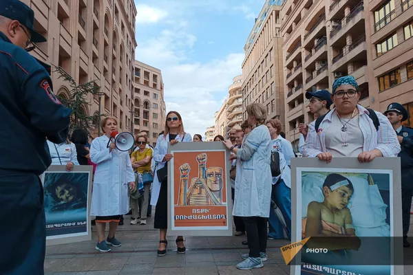 Группа медиков провела акцию протеста и шествие с призывом активного вовлечения министерства здравоохранения в решение координационных вопросов (26 сентября 2023). Еревaн - Sputnik Армения