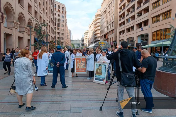 Группа медиков провела акцию протеста и шествие с призывом активного вовлечения министерства здравоохранения в решение координационных вопросов (26 сентября 2023). Еревaн - Sputnik Армения