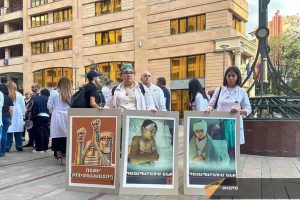 Группа медиков провела акцию протеста и шествие с призывом активного вовлечения министерства здравоохранения в решение координационных вопросов (26 сентября 2023). Еревaн - Sputnik Армения