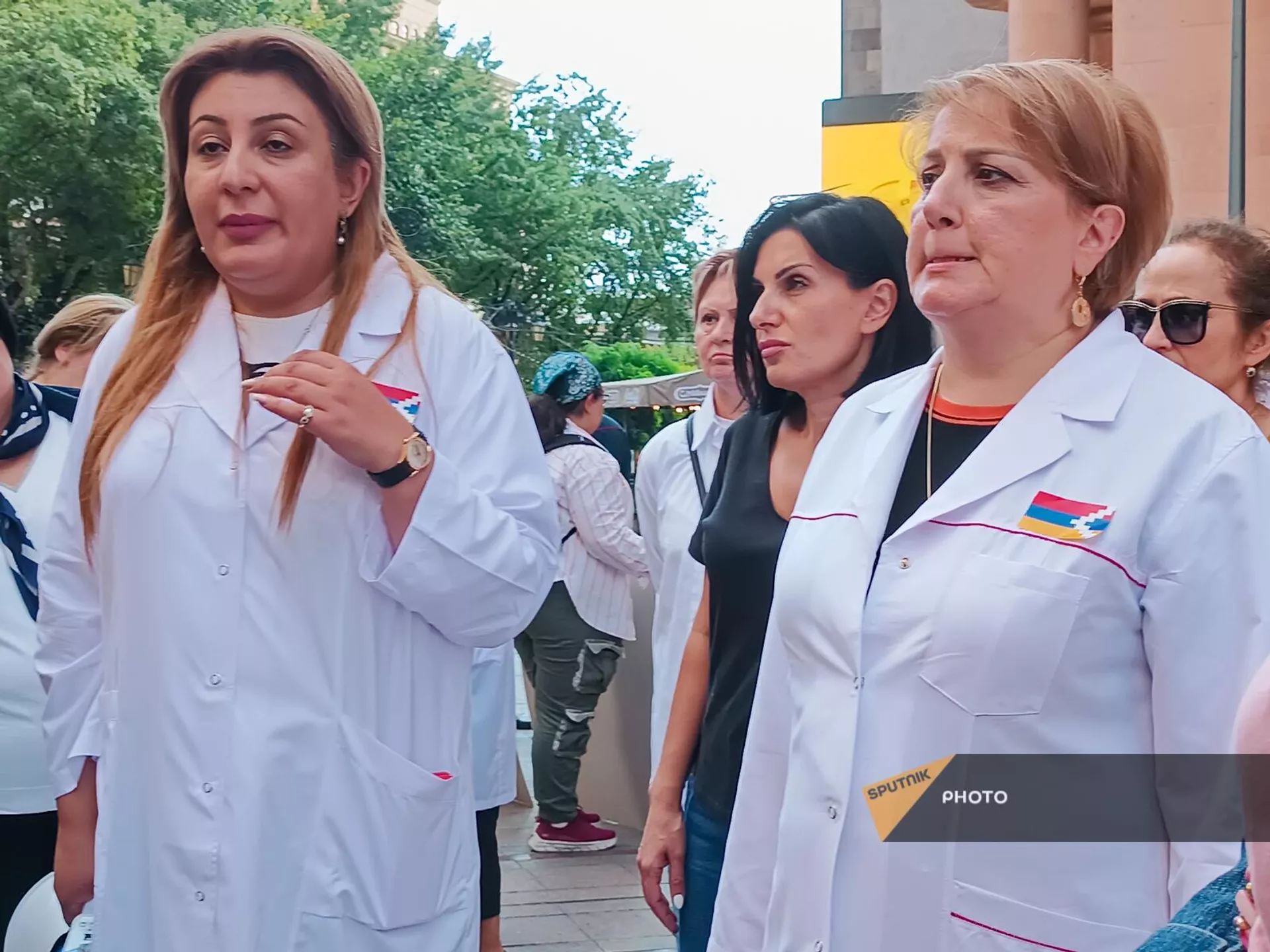 Группа медиков провела акцию протеста и шествие с призывом активного вовлечения министерства здравоохранения в решение координационных вопросов (26 сентября 2023). Еревaн - Sputnik Армения, 1920, 26.09.2023