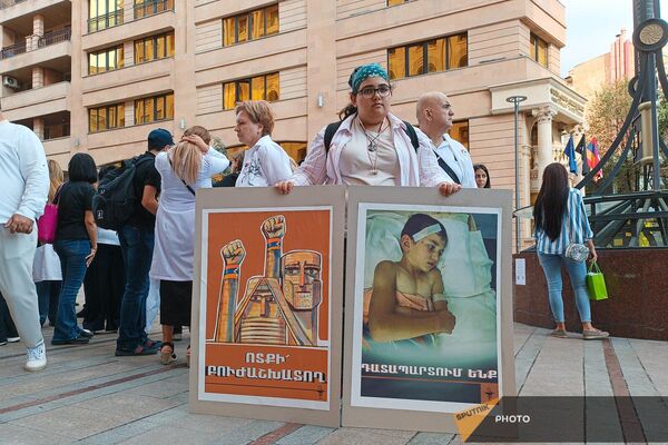 Группа медиков провела акцию протеста и шествие с призывом активного вовлечения министерства здравоохранения в решение координационных вопросов (26 сентября 2023). Еревaн - Sputnik Армения
