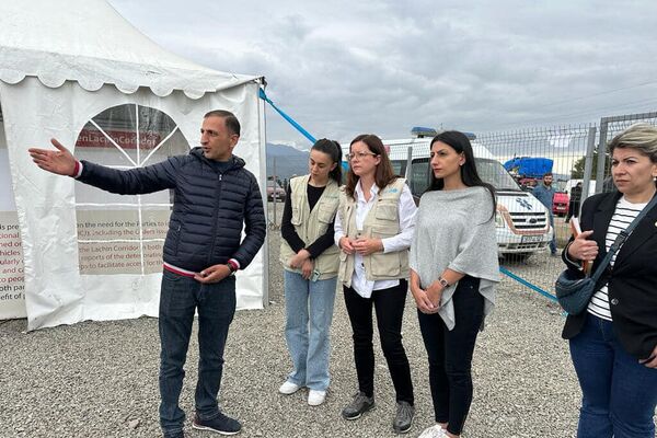 Защитник прав человека Анаит Манасян и представитель ЮНИСЕФ в Армении Кристине Вайганд посетили гуманитарный центр в Корнидзоре - Sputnik Армения