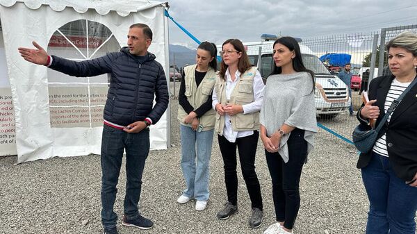 Защитник прав человека Анаит Манасян и представитель ЮНИСЕФ в Армении Кристине Вайганд посетили гуманитарный центр в Корнидзоре - Sputnik Արմենիա