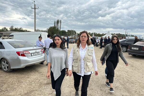 Защитник прав человека Анаит Манасян и представитель ЮНИСЕФ в Армении Кристине Вайганд посетили гуманитарный центр в Корнидзоре - Sputnik Армения