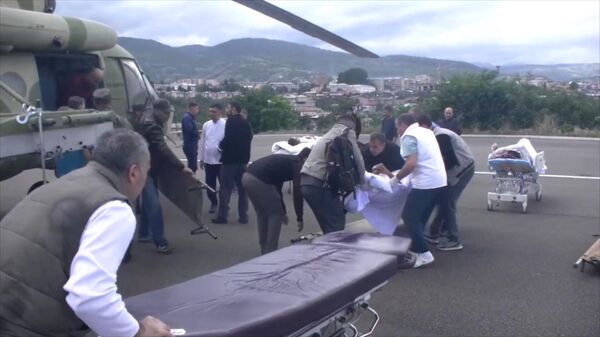 Военные врачи РМК продолжают оказывать помощь мирным жителям, пострадавшим в результате взрыва в Степанакерте - Sputnik Արմենիա