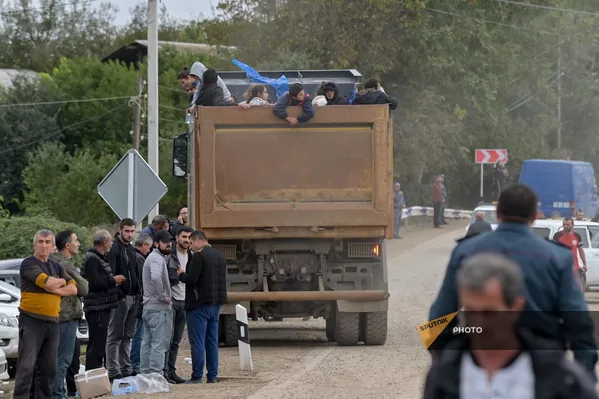 В эти дни на дорогах нередко можно встретить ЗИЛ, заполненный людьми  - Sputnik Армения