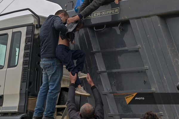 Արցախից բռնի տեղահանված մարդիկ&#x60; Կոռնիձորի մարդասիրական կենտրոնի տարածքում - Sputnik Արմենիա
