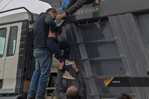 Граждане помогают детям спуститься с ЗИЛ-а - Sputnik Армения