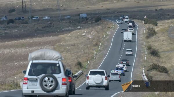 Поток автомобилей с вынужденными переселенцами из Нагорного Карабаха (27 сентября 2023). Вайоц Дзор - Sputnik Армения