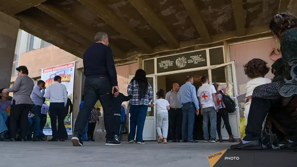 Вынужденные переселенцы из Нагорного Карабаха в гуманитарном центре Вайка (27 сентября 2023). Вайоц Дзор - Sputnik Армения