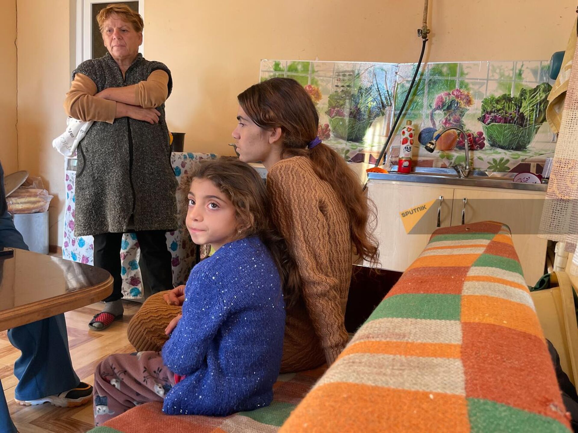 Маленькая Эмили со своей матерью Нарине из числа вынужденных переселенцев из Карабаха в одном из домов Вардениса - Sputnik Արմենիա, 1920, 27.09.2023