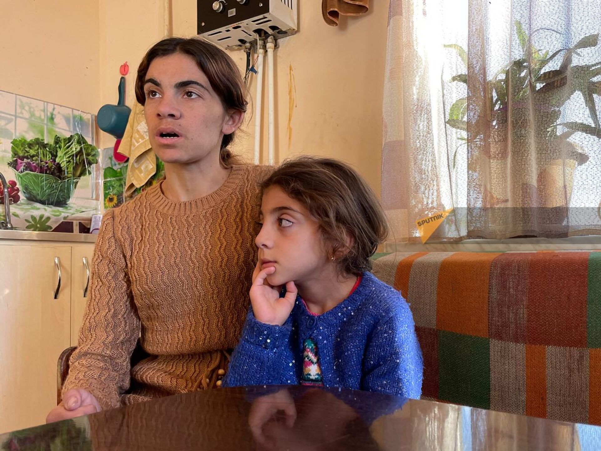Маленькая Эмили со своей матерью Нарине из числа вынужденных переселенцев из Карабаха в одном из домов Вардениса - Sputnik Армения, 1920, 29.09.2023