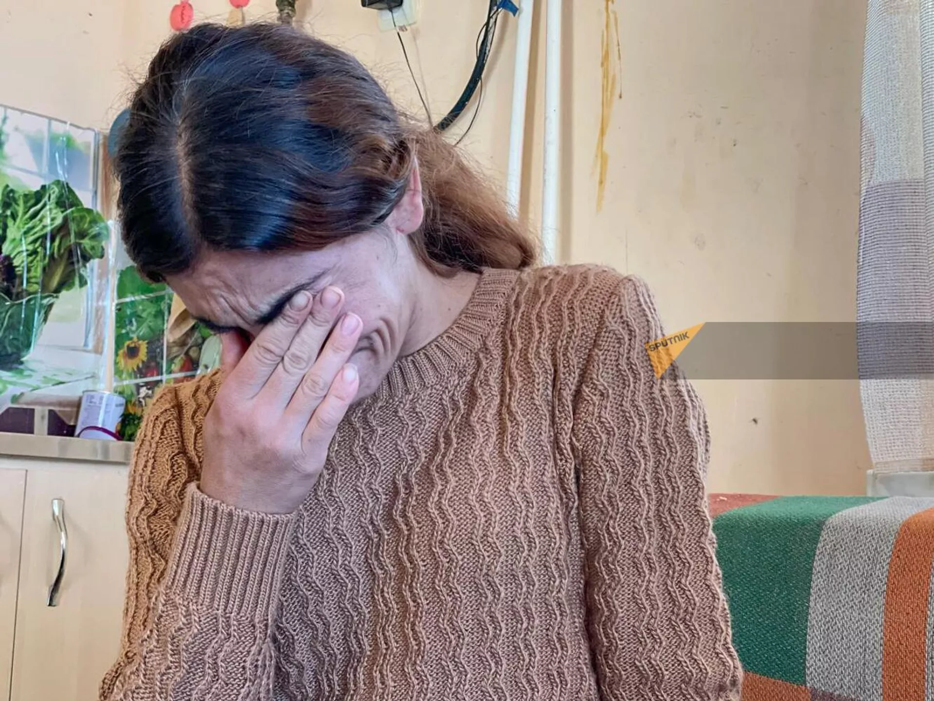 Нарине из числа вынужденных переселенцев из Карабаха в одном из домов Вардениса - Sputnik Армения, 1920, 29.09.2023