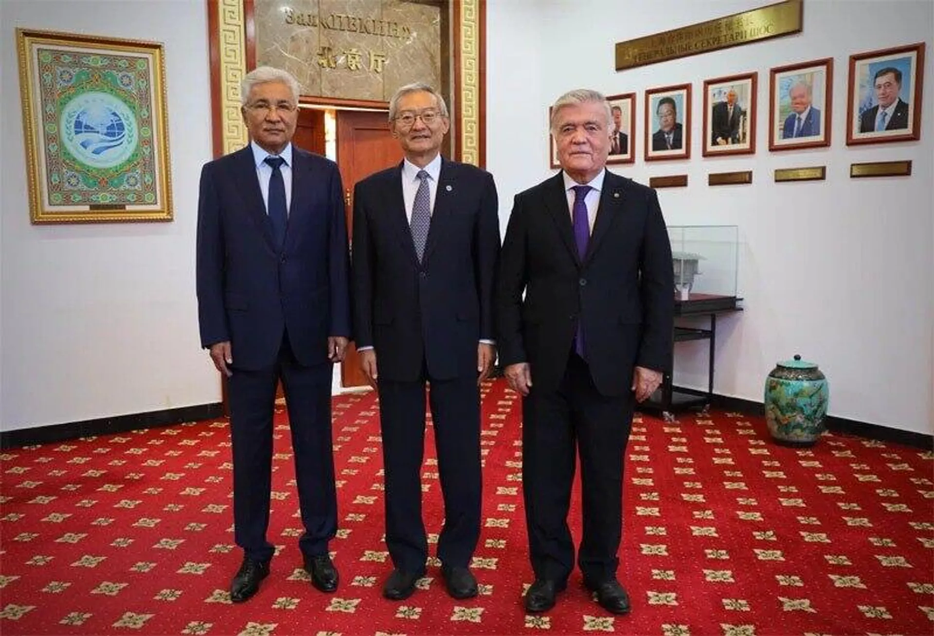 Рабочая встреча Генерального секретаря ОДКБ Имангали Тасмагамбетова, Генерального секретаря ШОС Чжан Мина и заместителя Генерального секретаря СНГ Ильхома Нематова (27 сентября 2023). Пекин - Sputnik Արմենիա, 1920, 27.09.2023