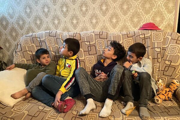 Дети Розы из числа вынужденных переселенцев из Карабаха и принимающей семьи в Мартуни - Sputnik Армения