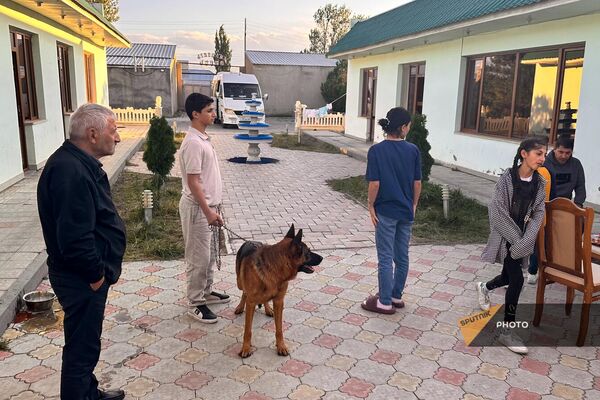 Семья Виктории с соседями из числа вынужденных переселенцев из Карабаха в одном из гостевых домов Вардениса - Sputnik Армения